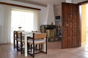 House, 2 Bedrooms | In-room dining - Unwind in a Spacious flat with Gardens (Marathon)