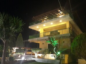 Façade de l’hébergement - soirée/nuit