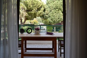 House, 2 Bedrooms | Balcony - Unwind in a Spacious flat with Gardens (Marathon)