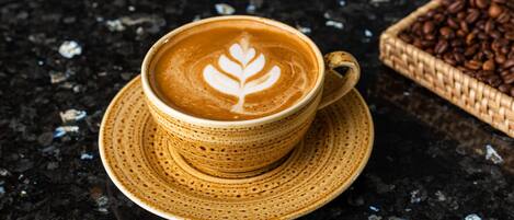 Una taza de café con arte de leche sobre una superficie con textura.