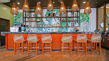2 bars/lounges