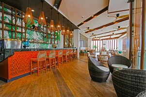 2 bars/lounges