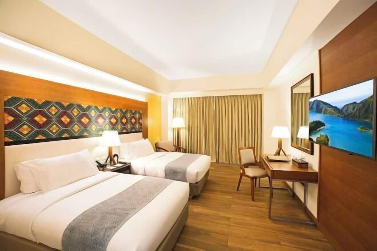 Down duvets, Select Comfort beds, desk, laptop workspace