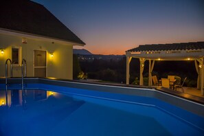 Piscina a l'aire lliure, para-sols i gandules 