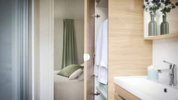 Stacaravan (Suites) | Badkamer | Een douche, handdoeken