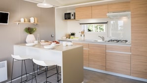 Casa mobile (Suites) | Angolo cottura privato | Frigorifero, microonde, piano cottura, seggiolone