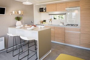 Mobile Home (Suites) | Private kitchenette | Fridge, microwave, stovetop, highchair - Camping Sènia Tucan (Lloret de Mar)
