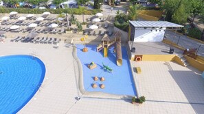 Utomhuspool, öppet 10.00 till 18.00, parasoller och solstolar