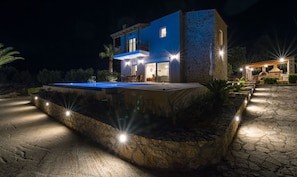 Façade de l’hébergement  – soirée/nuit