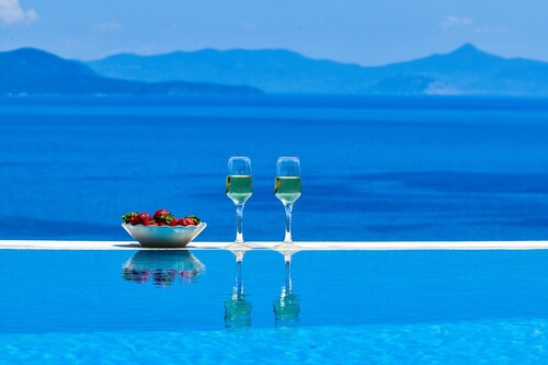 Villa with Striking views over the infinity Pool