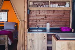 Fridge, microwave, stovetop, cookware/dishes/utensils - Camping Sènia Caballo de Mar (Pineda de Mar)