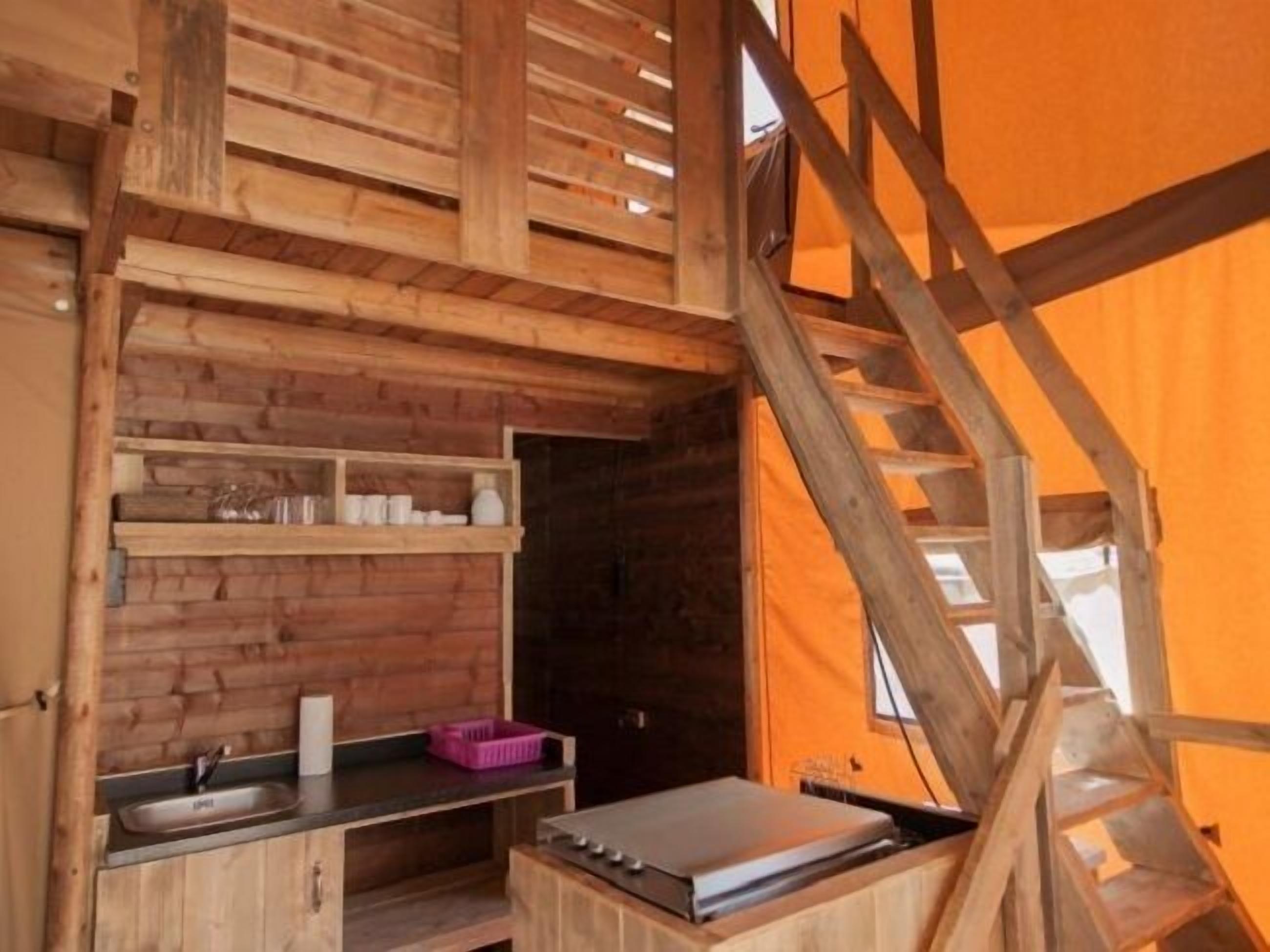 Glamping (Loft) | Zona de estar | Una televisión de pantalla plana, una mesa de tenis de mesa