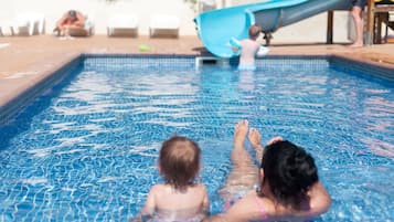 Una piscina al aire libre de temporada