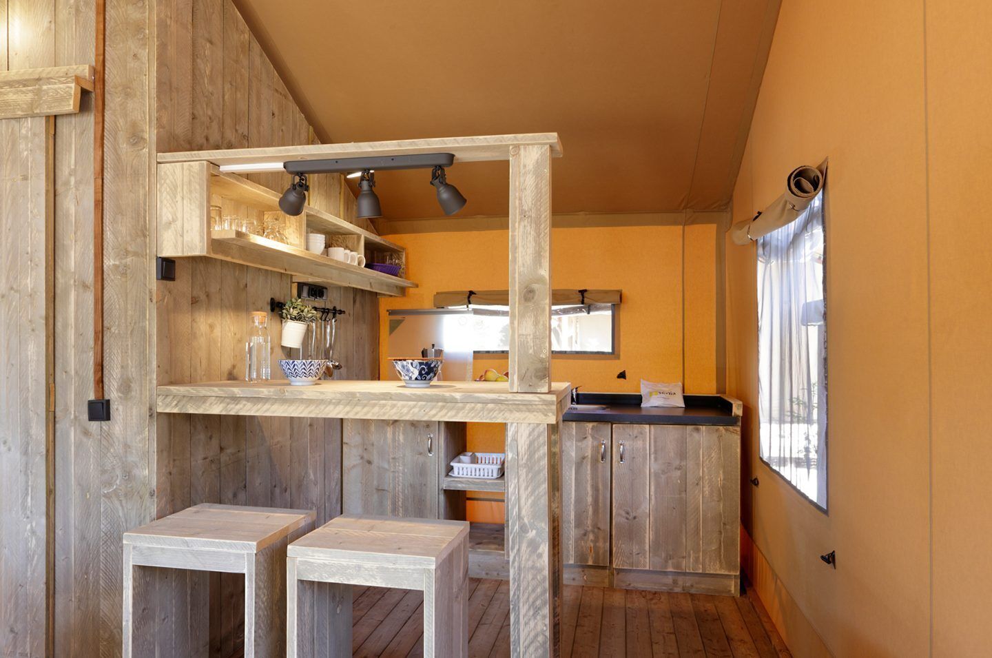 Tent | Woonruimte | Een tafeltennistafel