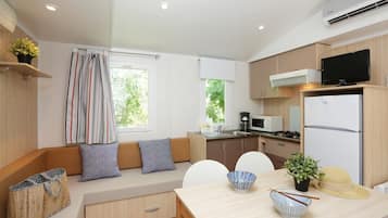 Stacaravan (Evasion) | Woonruimte | Een tafeltennistafel