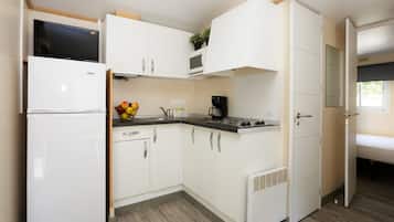 Stacaravan (Marina AC) | Privékitchenette | Een koelkast, een magnetron, een kookplaat, kookgerei, borden en bestek