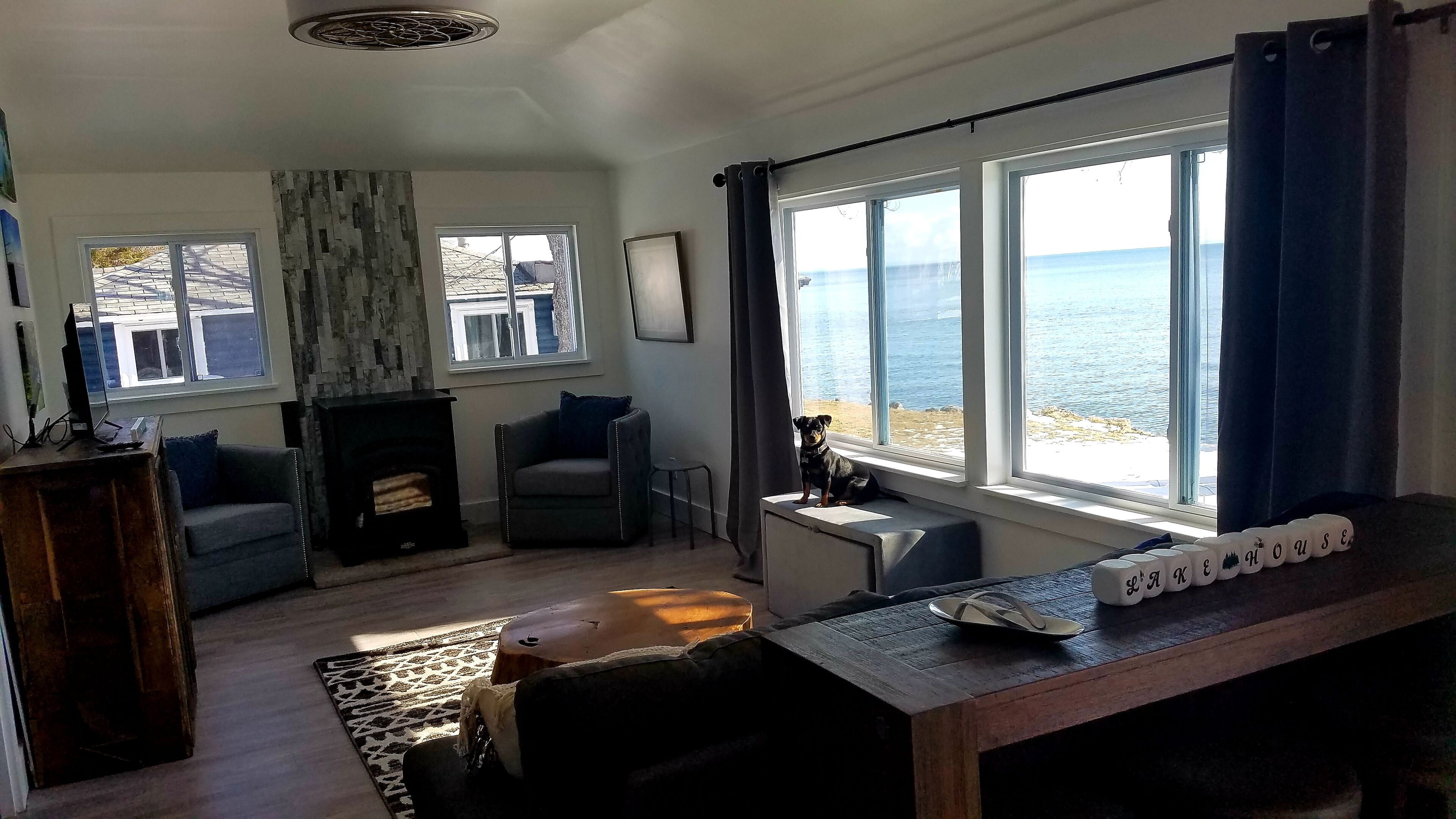 Télévision, cheminée, livres, vidéothèque