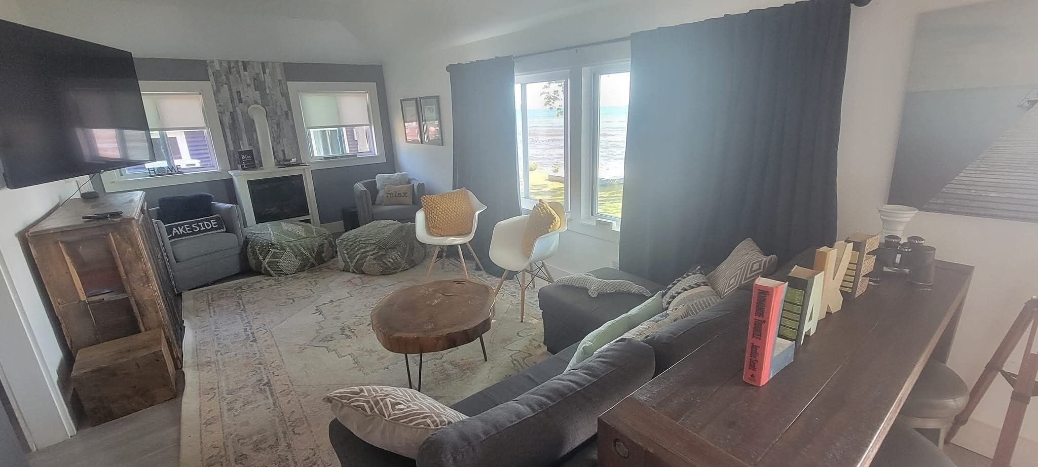 Télévision, cheminée, livres, vidéothèque