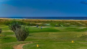 Ein Golfplatz mit Blick auf den Ozean.