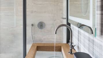 Douche, articles de toilette (gratuits), séchoir à cheveux, pantoufles