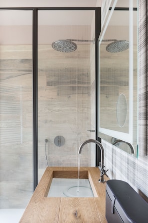 Shower, free toiletries, hair dryer, slippers - QC Room San Pellegrino (San Pellegrino Terme)