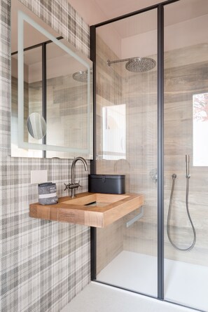 Dusche, kostenlose Toilettenartikel, Haartrockner, Hausschuhe