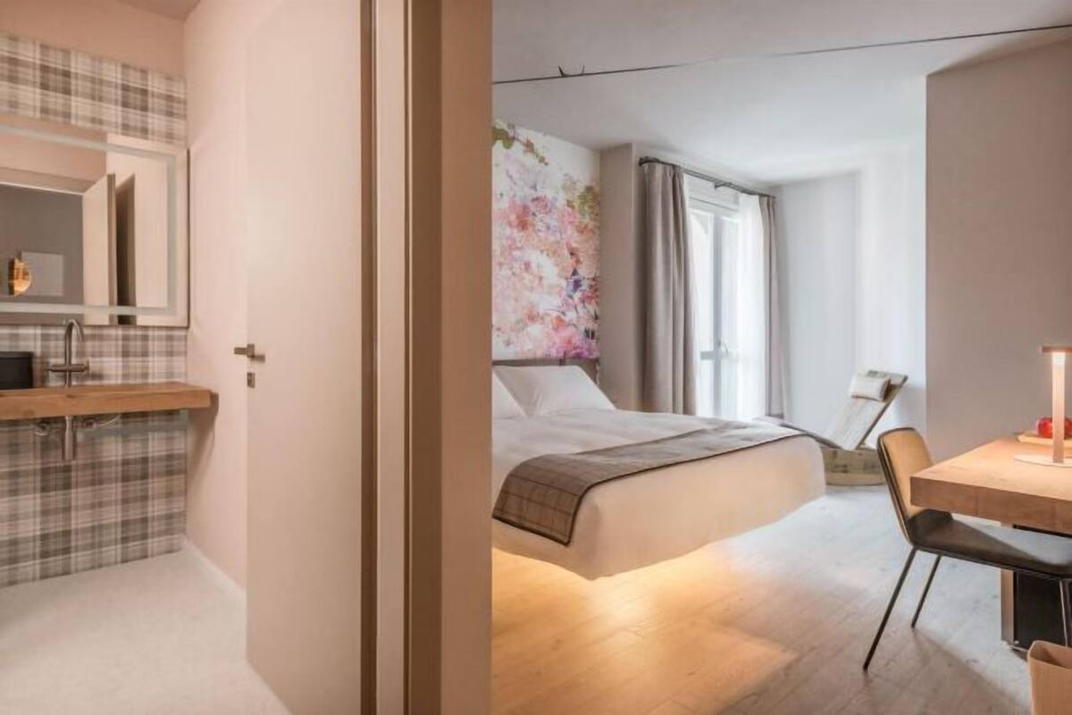 Free minibar, in-room safe, blackout curtains, soundproofing