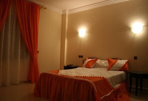 Suite | Schreibtisch, Verdunkelungsvorhänge, kostenlose Babybetten