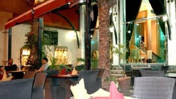 Breakfast, lunch, dinner served; local and international cuisine