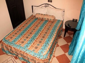 Habitación triple | 1 dormitorio, escritorio, cortinas opacas y cunas gratuitas