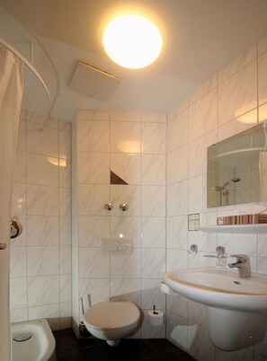 Standard-herbergi með tvíbreiðu rúmi - reyklaust | Baðherbergi | Regnsturtuhaus, hárblásari, baðsloppar, handklæði