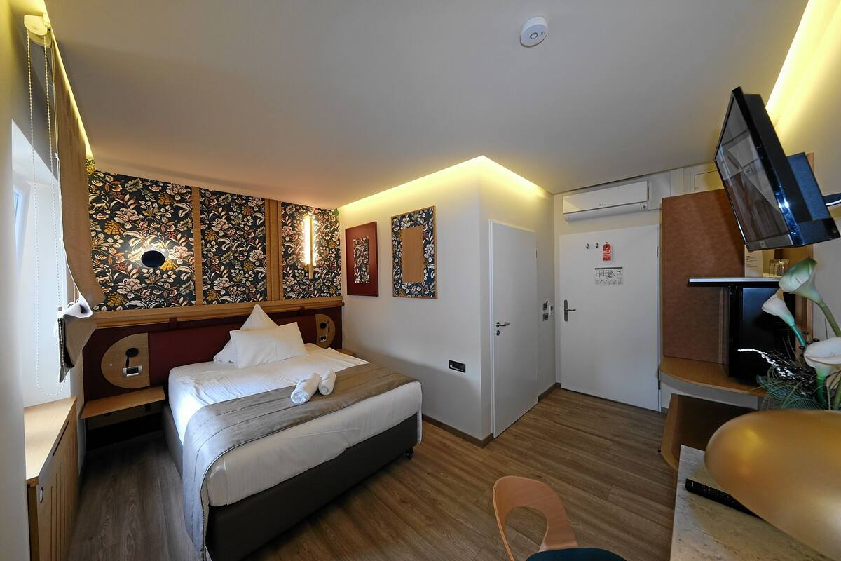 Double Room | Hypo-allergenic bedding available, desk, laptop workspace