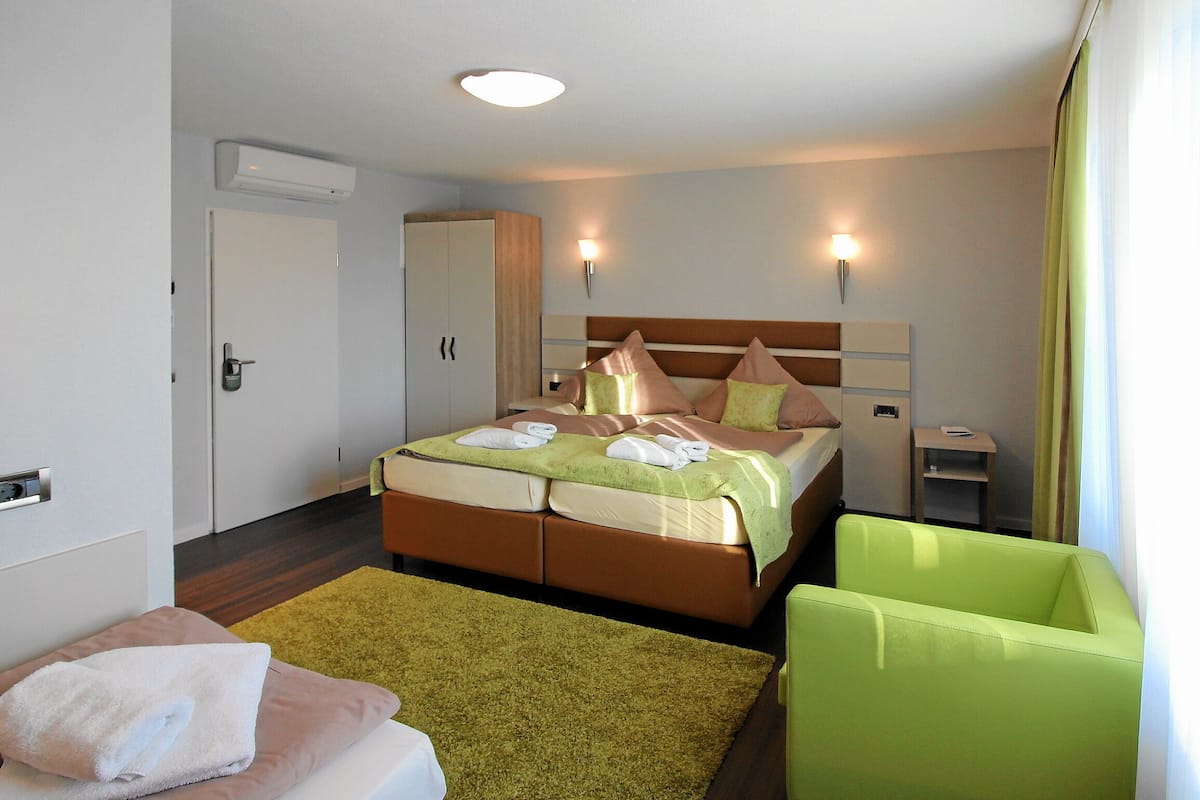 Comfort Triple Room | Hypo-allergenic bedding available, desk, laptop workspace