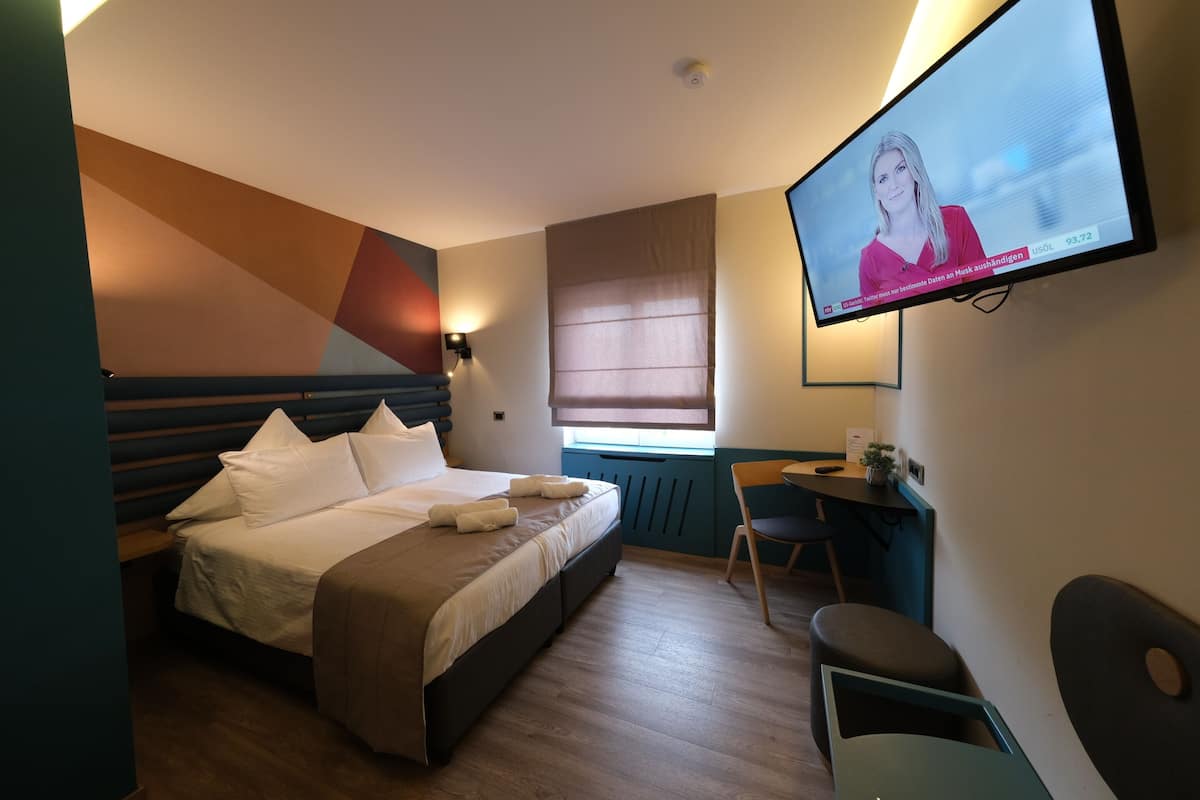 Doppia Comfort | Biancheria da letto ipoallergenica, una scrivania, postazione laptop