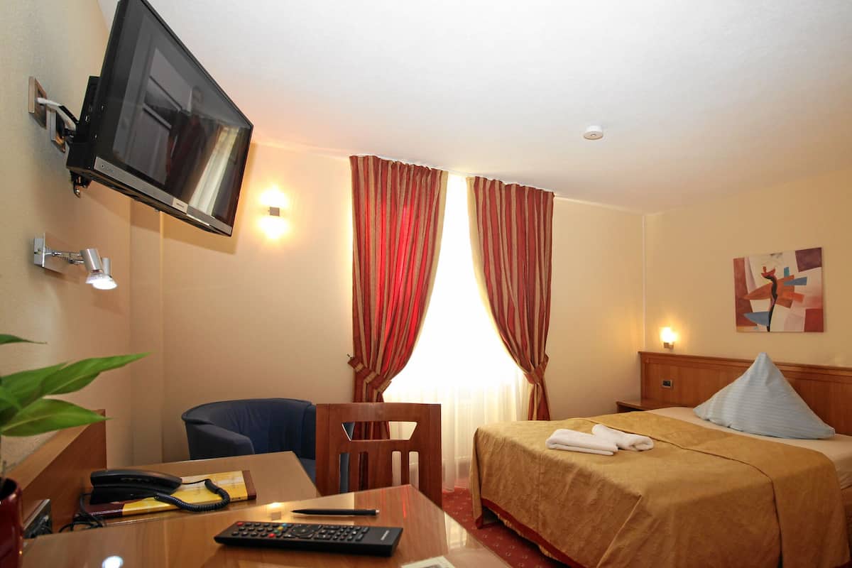 Doppia Standard, non fumatori | Biancheria da letto ipoallergenica, una scrivania, postazione laptop