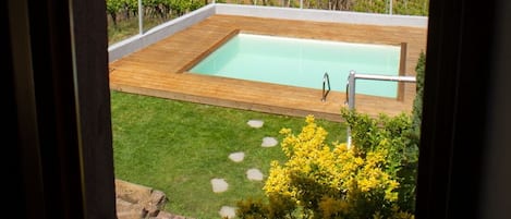 Utendørsbasseng og et oppvarmet basseng