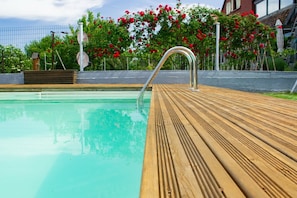 Outdoor pool, a heated pool - Le Zell: House in the vineyard - Garden and private pool (Zellenberg)