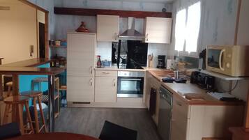 Een koelkast, een microgolfoven, een oven, een kookplaat