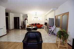 Appartement, 3 chambres | Aire de séjour | Téléviseur à écran plat