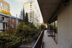 Apartemen, 3 kamar tidur | Balkon