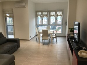 TV - New Lux Apartment Valsomma in Town (Como)