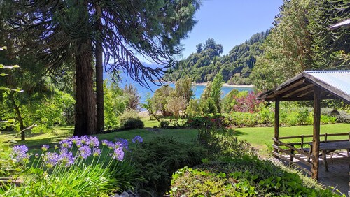 Arrayanes house with coastline and beautiful views of Lake Nahuel Huapi