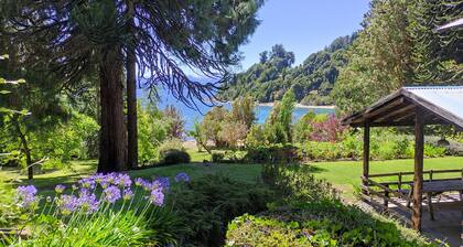 Arrayanes house with coastline and beautiful views of Lake Nahuel Huapi