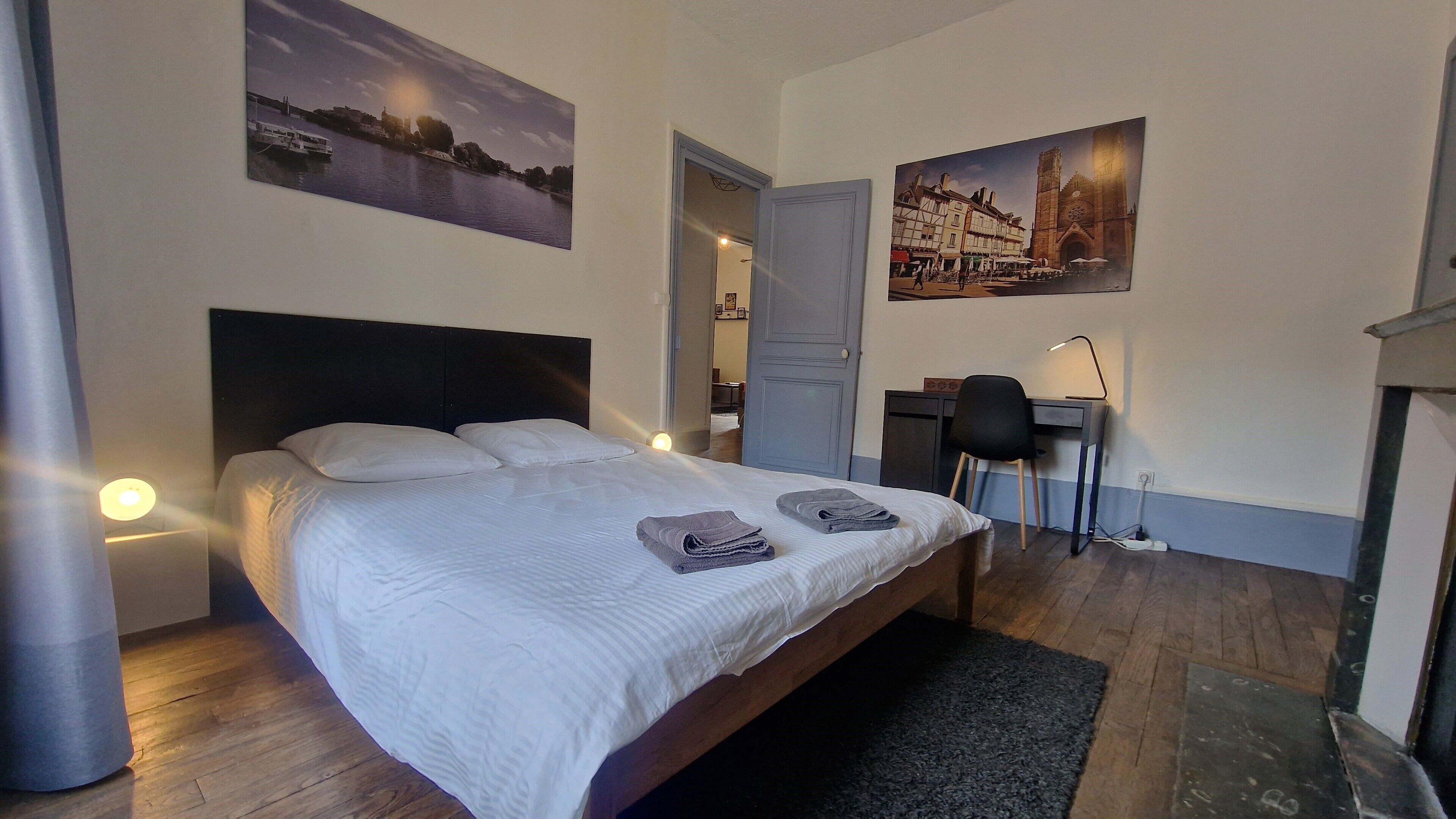 2 chambres, fer et planche à repasser, Wi-Fi, draps fournis