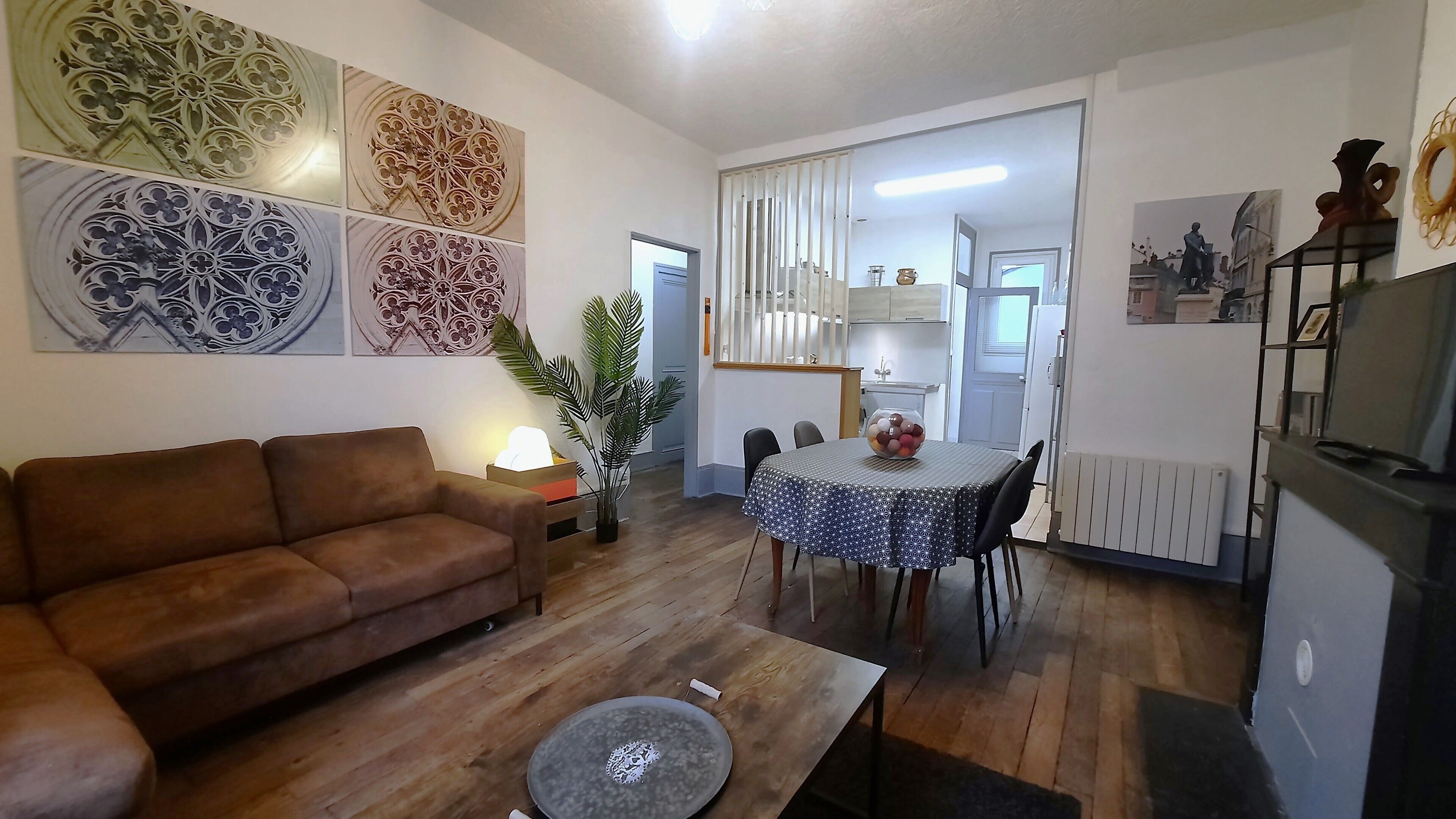 Canapé-lit (130 x 200) 4 places, canapé fixe 2 places, table pour 6 convives