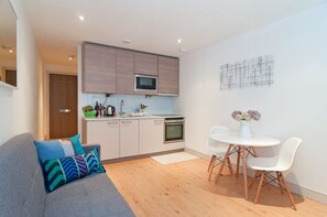 City Apartment | Living area | Plasma TV - The Wilde riverside studio-flat (London)