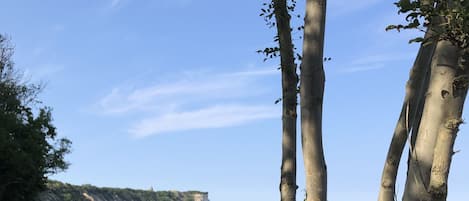 Una spiaggia nelle vicinanze, lettini da mare, teli da spiaggia