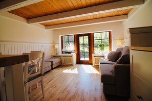 Smart TV, books - Unique idyllic holiday home under thatch on the Baltic Sea at Cape Arkona (Putgarten [Ruegen])
