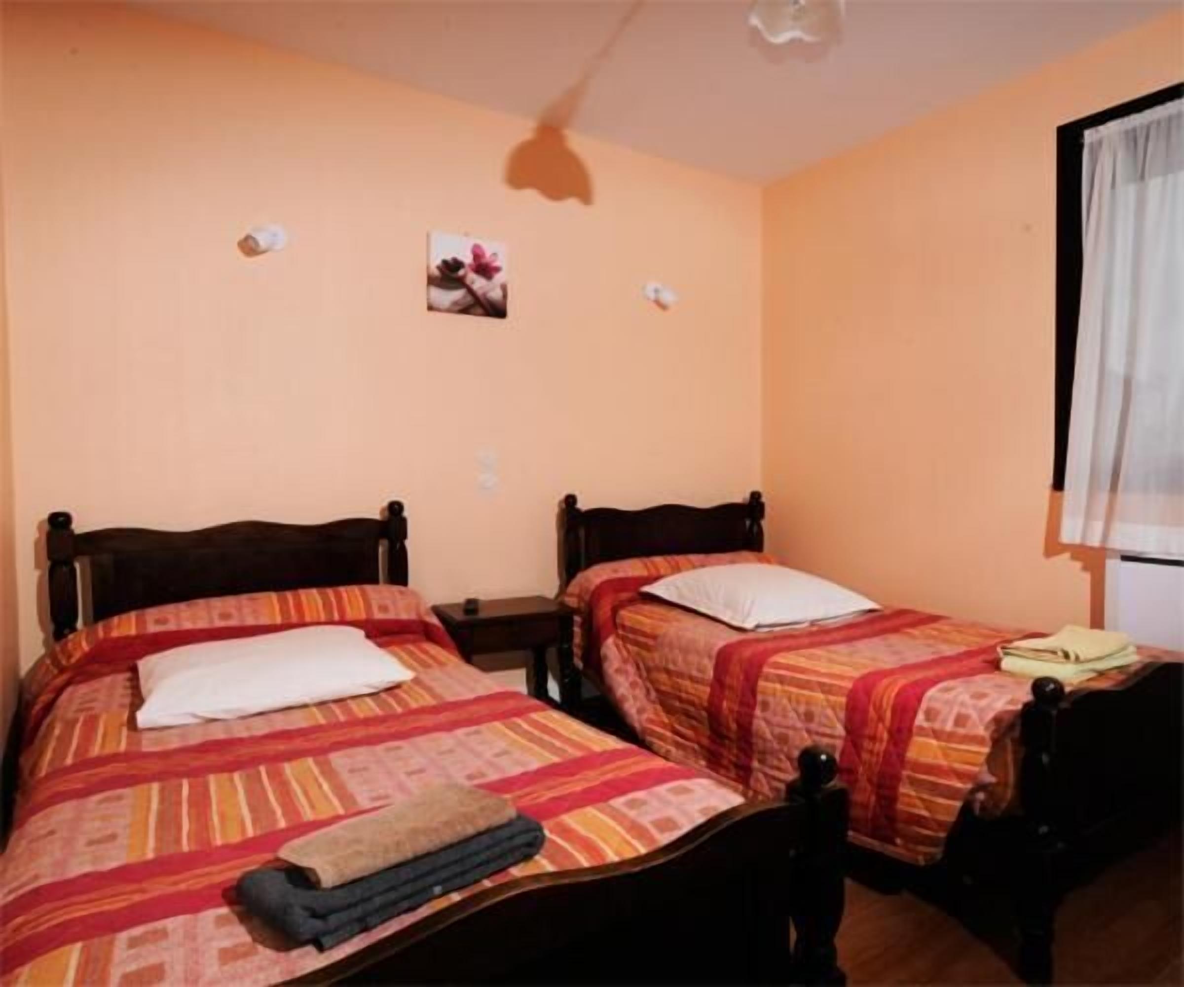 1 bedroom, individually decorated, individually furnished, desk