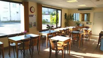 Petit déjeuner complet (6.90 EUR par personne)